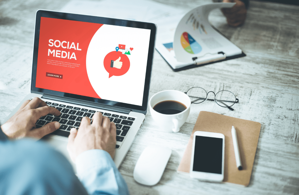 D’après une étude annuelle menée par Hootsuite et We Are Social en 2021, 75,2 % des utilisateurs des réseaux sociaux suivent des marques et recherchent des produits.